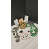 Image 3 : Vintage Jewelry Lot Featuring Necklaces, Earrings, Bracelets, and Decorative Trinket Basket