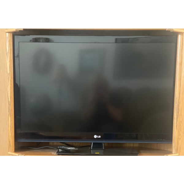 36' LG LED LCD Flat Screen Television w/ Remote - Mo.425860-UE