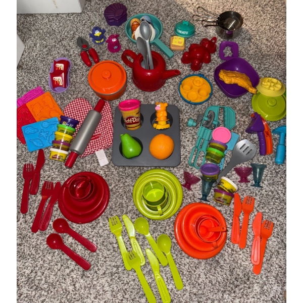 Play-Doh  Food Pieces w/ Kid's Servingware & Flatwear Collection