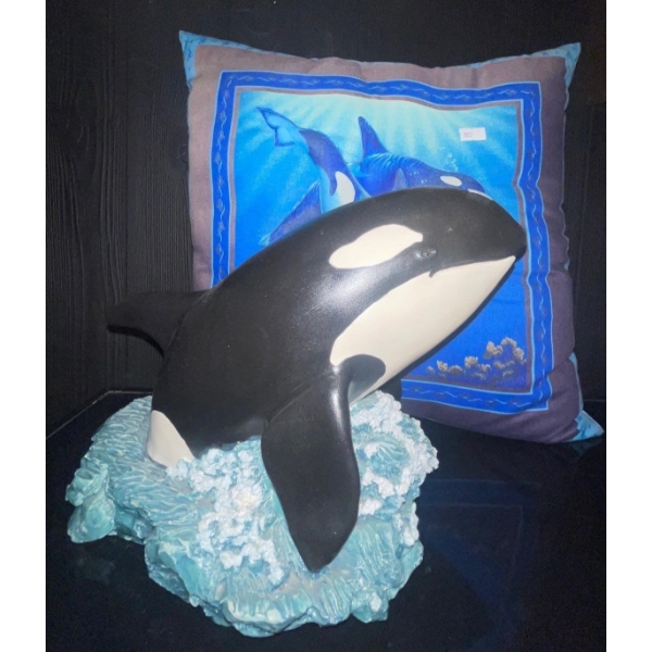 Killer Whale Collectables - Diecast Figurine 12T Very Heavy w/ New Plush Pillow