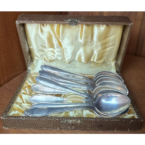 Stamped 900 Silver Teaspoons In Hard Shell Case 331g