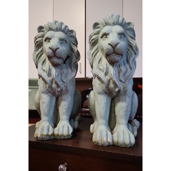 Pair of Resin Lion Statues 20 T, 13 L, 9 W