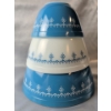 Image 10 : Pyrex Mixing Bowls in "Snowflake Blue Garland" Pattern