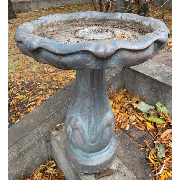 Lovely Birdbath w/ Removable Top 