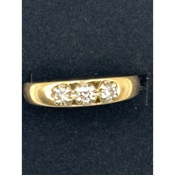 Ladies Past Present Future Vintage Diamond 14 k Ring
Size 7-8 (4.39g)