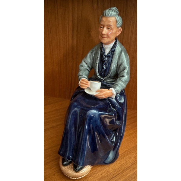 Royal Doulton 'The Cup of Tea' Figurine, 7.5T