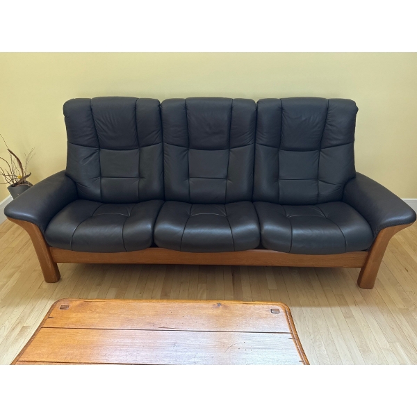 2011 Modern Norwegian Stressless Sofa Recliner 91L x 41H x 33D