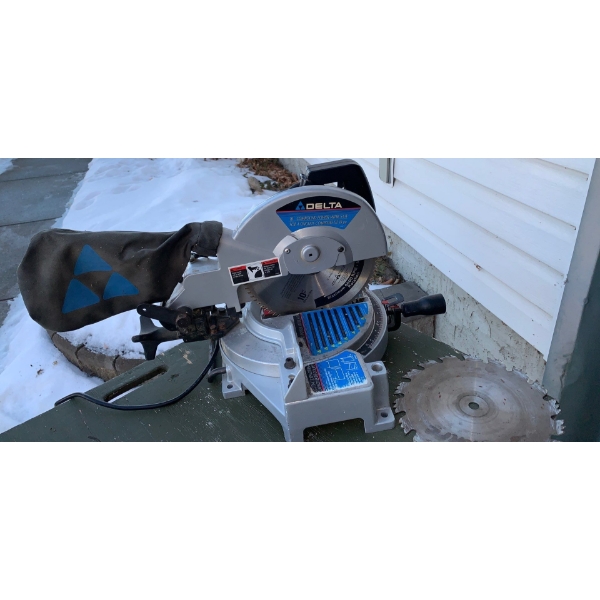 Delta 10' Compound Mitre Saw w/ Spare Wood Blade - Electric