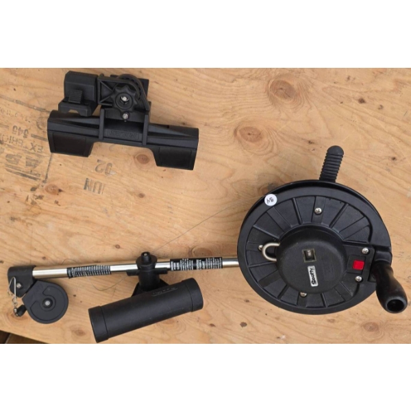 Scotty Downrigger With FOLBE Rod Holder