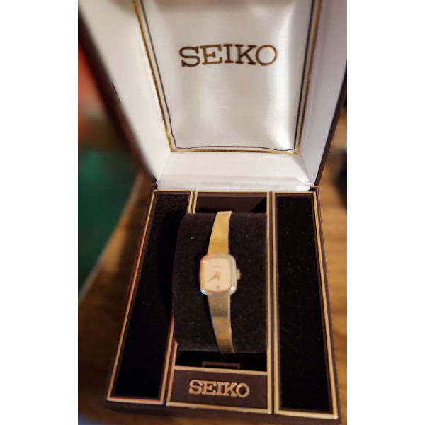 Women's Seiko Watch, Golden Bracelet 