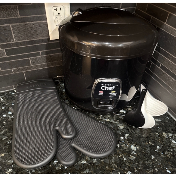 XL Master Chef Rice Cooker / Steamer w/  Heat Resistant Silicone Oven Mitts 