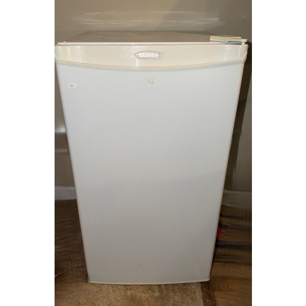 Dandy Model DCR038W Mini Fridge 17.5 W, 18 D, 32 T 