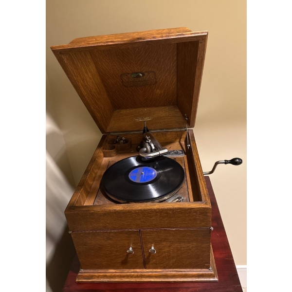 Victor Talking Machine Co. Phonograph  131817, In Great Condition, Incl. Cabinet w/ Records & Needle