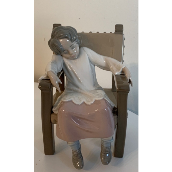 LLADRO Porcelain Resting Choir Boy on Chair 7T