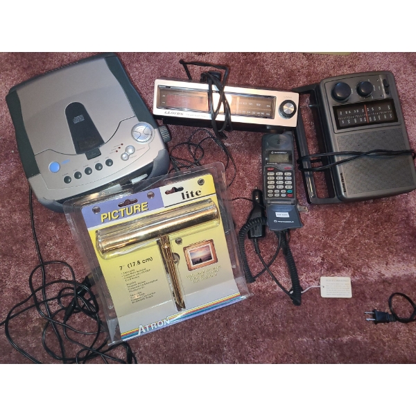 Vintage Electronics: CD Player, Radio/ Clocks, Motorola Cell Phone, Picture Light