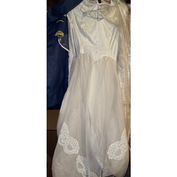 Woman's Vintage Wedding Gown (~Size Sm) w/ Veil 