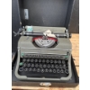Image 1 : Underwood Champion Made in Canada Antique Typewriter in Black Case 