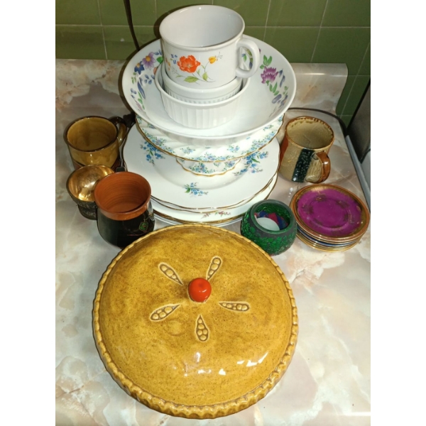 Beautiful Pie Dish & More Vintage Kitchen Decor