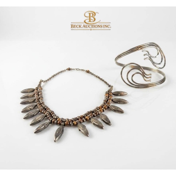 Â Necklace and Bracelet Set with Leaf Motif and Swirl Design