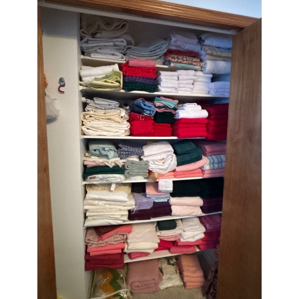 Huge assortment of towels, blankets face cloths all in great condition washed please bring boxes to 