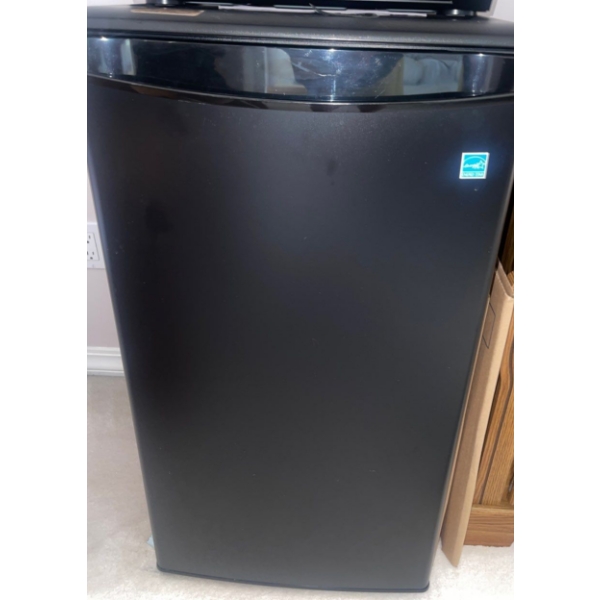Black Danby Bar Fridge/Mini Fridge of Bedroom Refrigerator 20"x21"x34"tall