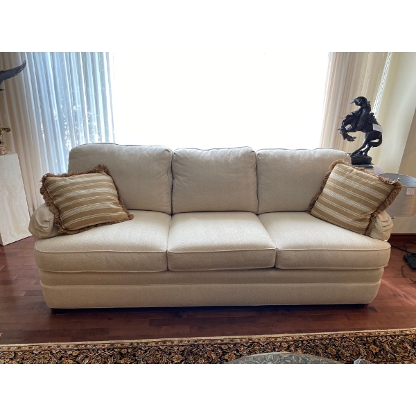 Sherrill Cream Tweed Sofa In Awesome Condition 90L x 38W x 35T