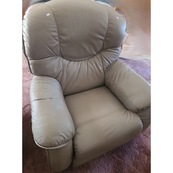 La-Z-Boy Beige Leather Reclining Chair 38 w, 33 d, 42 h 