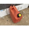 Image 8 : 6 Plastic Gasoline and Water Storage Containers