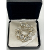 Image 1 : Vintage clear crystal and gold tone wreath brooch pin
