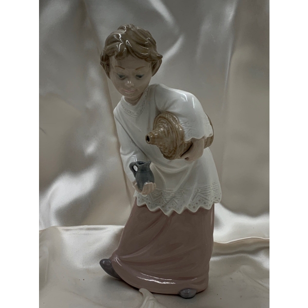 LLADRO Porcelain NOA Series 'Thirsty Alter Boy' 8.5T