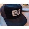 Image 7 : 34 Vintage and Branded Baseball Hats with Two Reflective Safety Vests