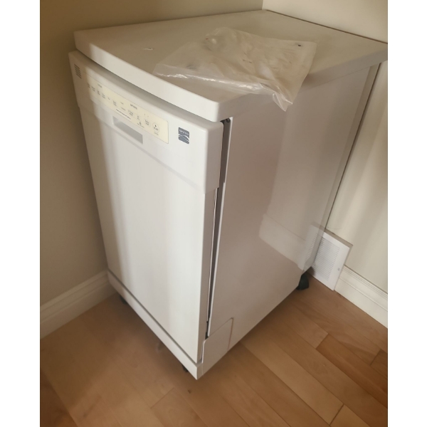  Kenmore White Free Standing Dishwasher 18 W, 25.5 D, 36 T Model 587.14652200A (New)