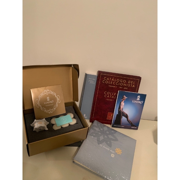 LLADRO Porcelain Collectables - Fragrant Candle Set Family Album Price Guides