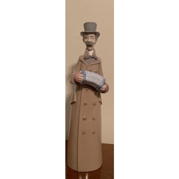 LLADRO Porcelain Musician w/ Accordion Figure - 8T 