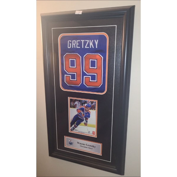 Wayne Gretzky w/99 Oilers Memorabilia 12.5 X 21.5 