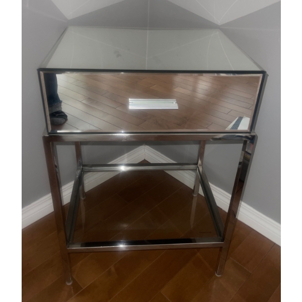 Charming Princess Style Mirrored End Table 29T