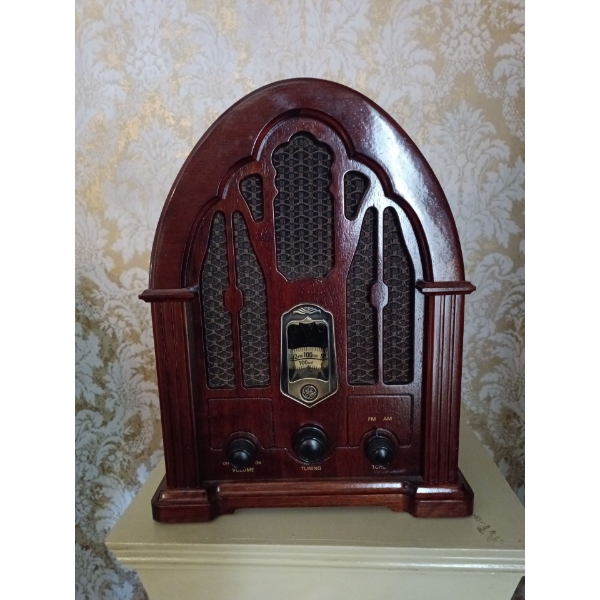 Vintage Wooden General AM/FM Electric Radio