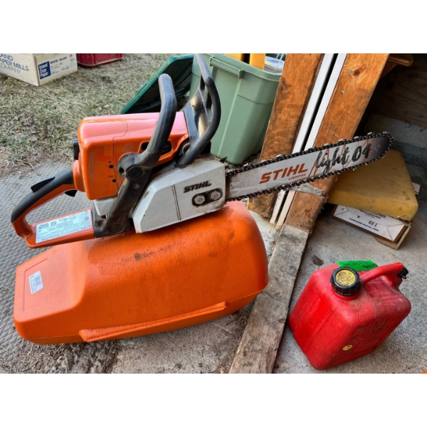 STIHL MS 250 light 04 plus gas can filled with 2 stroke chainsaw oil. Case and in amazing shape. 