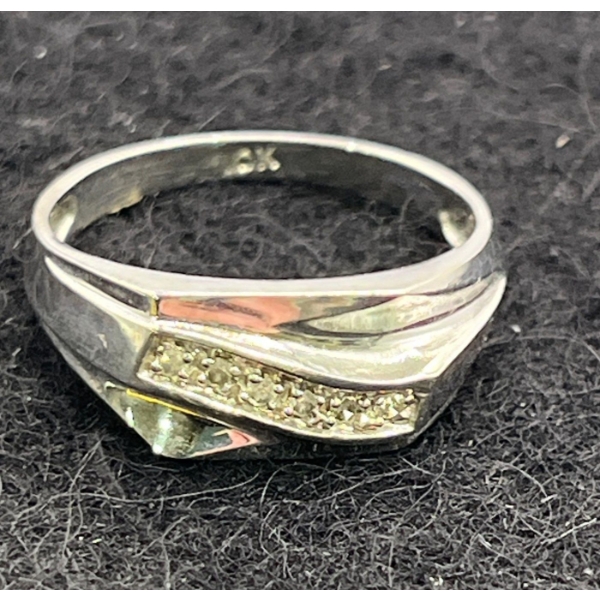 10K Gold Ring with 6 Diamond chips (total weight 2.8g)