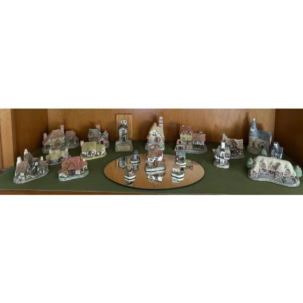 Extensive David Winter Cottage Collection 6T -19 Pieces