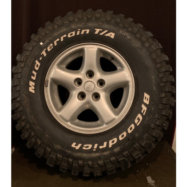 Jeep Tire w/ Rim Mud Terrain BF Goodrich (31x10.50 R15) 