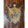 Image 1 : decorative plaque featuring a coat of arms,