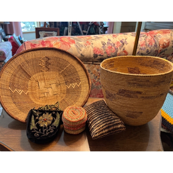  beautiful, solid wood vintage display cabinet very well crafted with glass fronts and three shelves