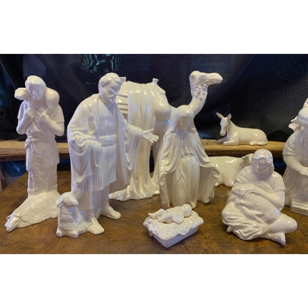 Pearl Iridescent 13 Piece Nativity Scene 9T