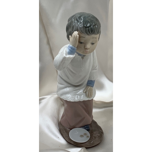 LLADRO Porcelain NOA Series 'Clumsy Alter Boy' 8T