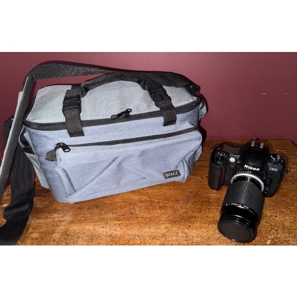 NIKON D100 DSLR Camera w/ Zoom Nikkor 75-150mm f/3.5 Series E Lens & Soft Shell Travel Bag
