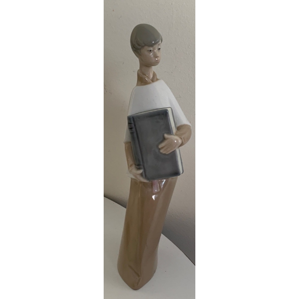 LLADRO Porcelain Choir Boy Figurine  - 8.5T 