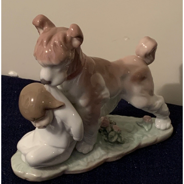 LLADRO Porcelain 'Safe and Sound' Figure - 7W, 6T 