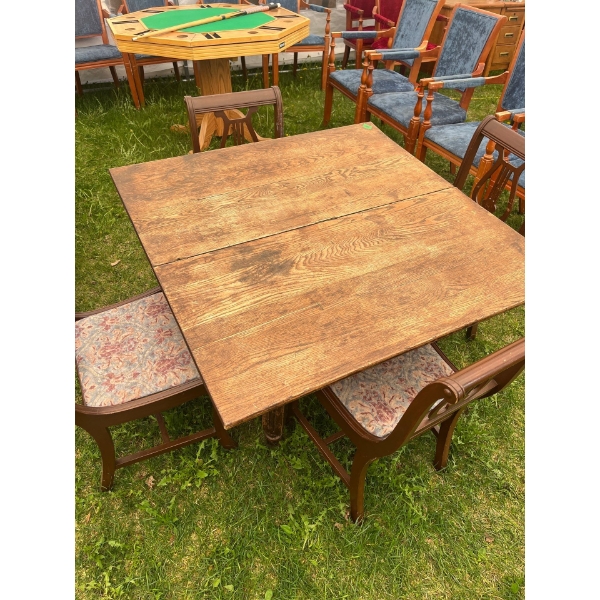 Solid Oak Antique Table L42 W42 H28 With 4 Beautiful Chairs L15 W17 H34