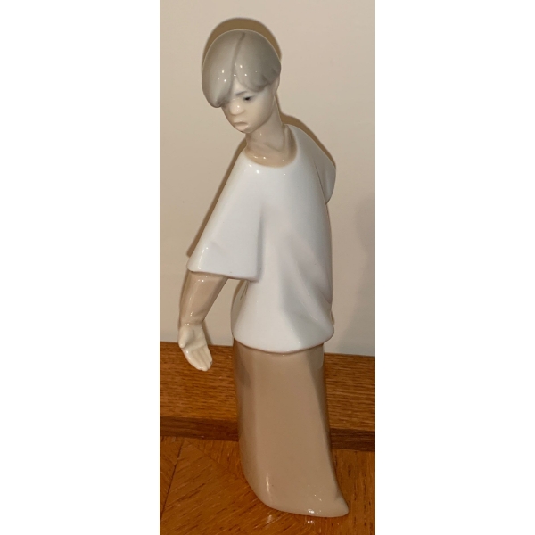 Lladro Porcelain Choir Boy 8T